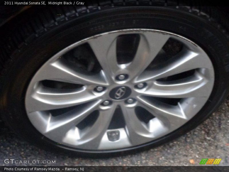 Midnight Black / Gray 2011 Hyundai Sonata SE