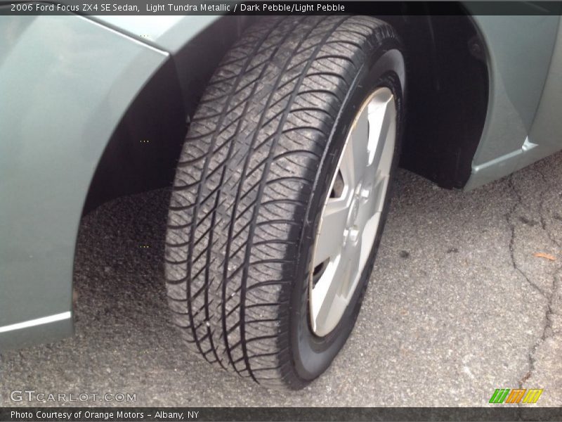 Light Tundra Metallic / Dark Pebble/Light Pebble 2006 Ford Focus ZX4 SE Sedan
