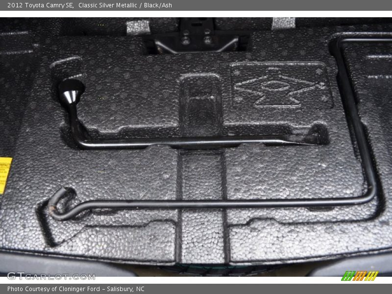 Classic Silver Metallic / Black/Ash 2012 Toyota Camry SE