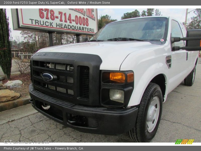 Oxford White / Medium Stone 2009 Ford F250 Super Duty XL SuperCab