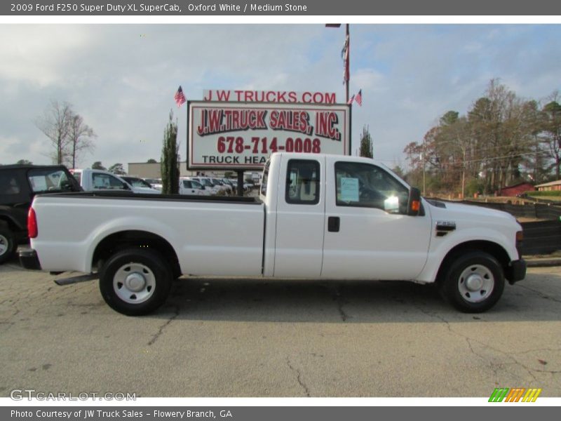 Oxford White / Medium Stone 2009 Ford F250 Super Duty XL SuperCab