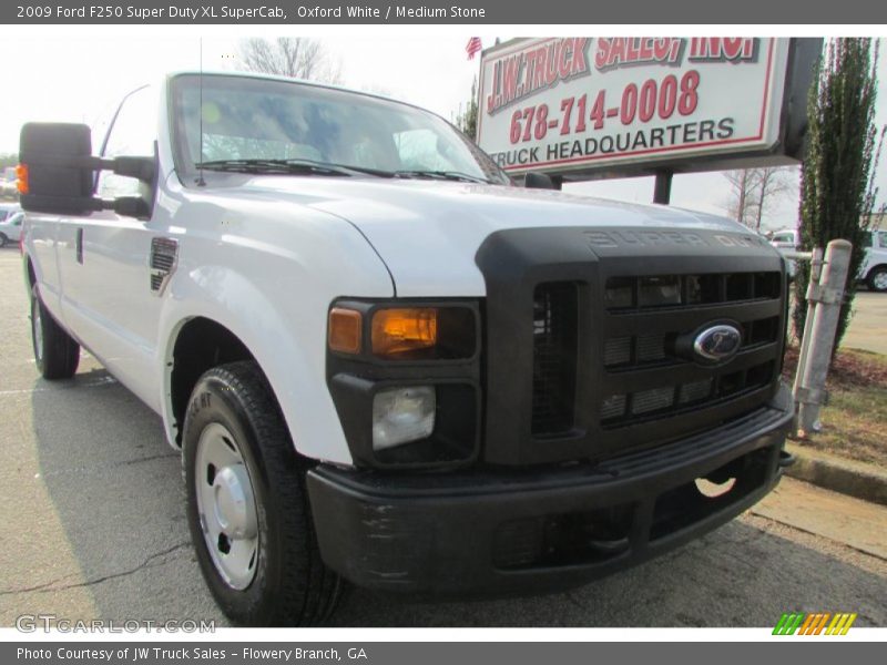 Oxford White / Medium Stone 2009 Ford F250 Super Duty XL SuperCab