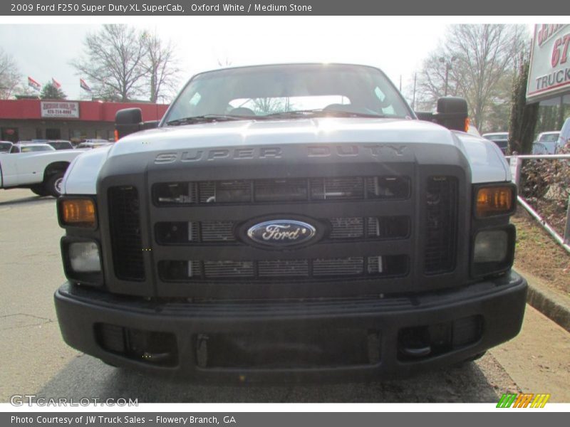 Oxford White / Medium Stone 2009 Ford F250 Super Duty XL SuperCab