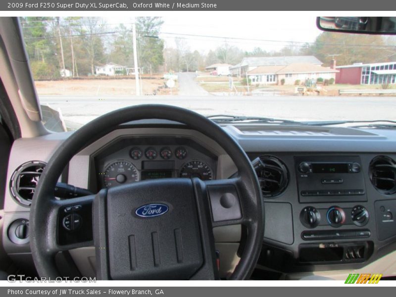 Oxford White / Medium Stone 2009 Ford F250 Super Duty XL SuperCab