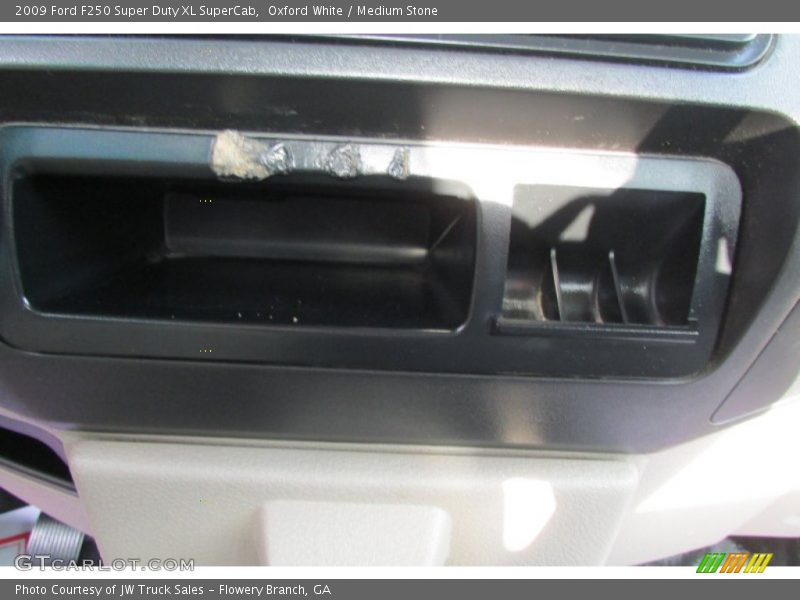 Oxford White / Medium Stone 2009 Ford F250 Super Duty XL SuperCab