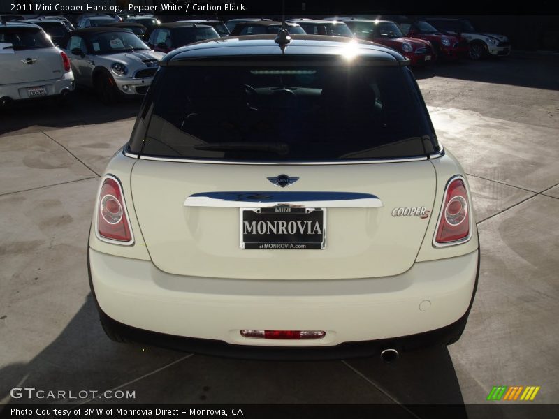 Pepper White / Carbon Black 2011 Mini Cooper Hardtop