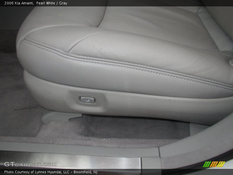Pearl White / Gray 2006 Kia Amanti