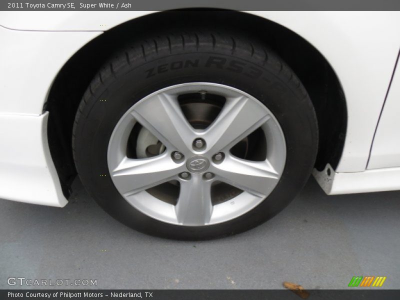 Super White / Ash 2011 Toyota Camry SE