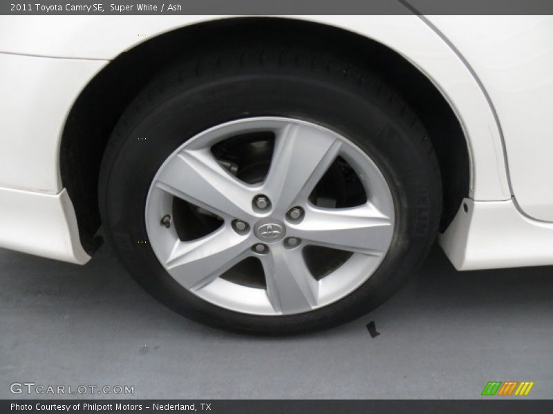 Super White / Ash 2011 Toyota Camry SE