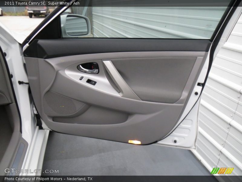 Super White / Ash 2011 Toyota Camry SE