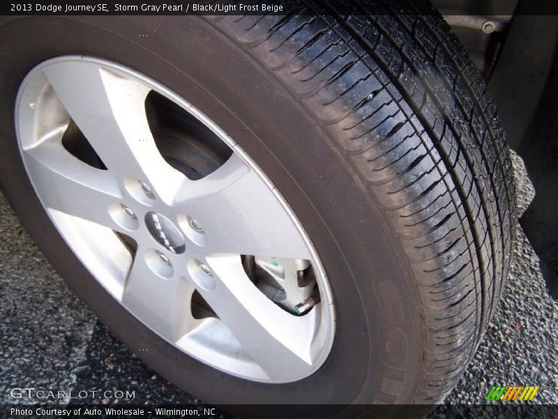 Storm Gray Pearl / Black/Light Frost Beige 2013 Dodge Journey SE