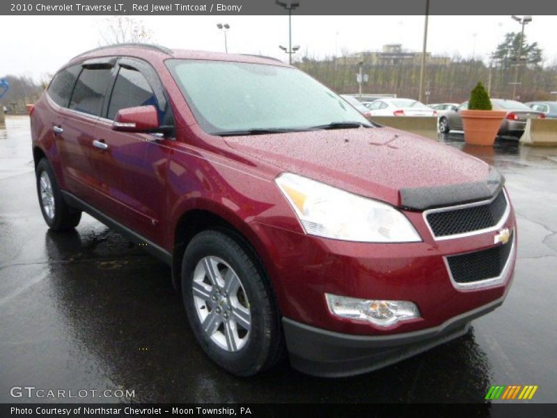 Front 3/4 View of 2010 Traverse LT