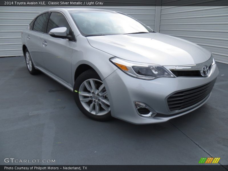Front 3/4 View of 2014 Avalon XLE