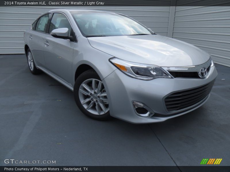 Front 3/4 View of 2014 Avalon XLE