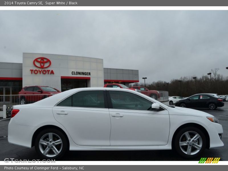 Super White / Black 2014 Toyota Camry SE