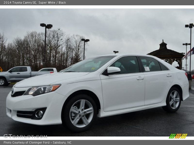 Super White / Black 2014 Toyota Camry SE