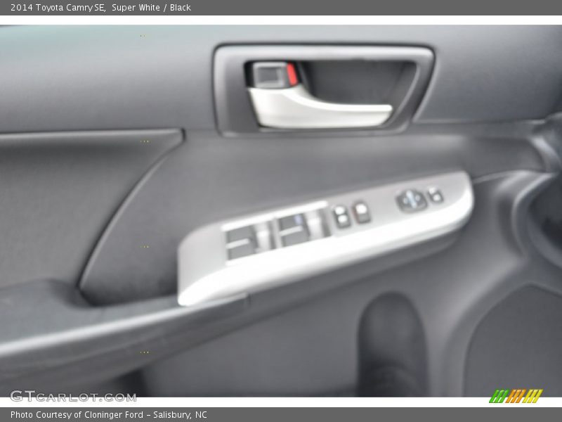 Super White / Black 2014 Toyota Camry SE