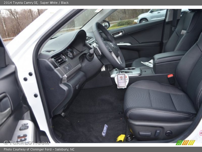 Super White / Black 2014 Toyota Camry SE