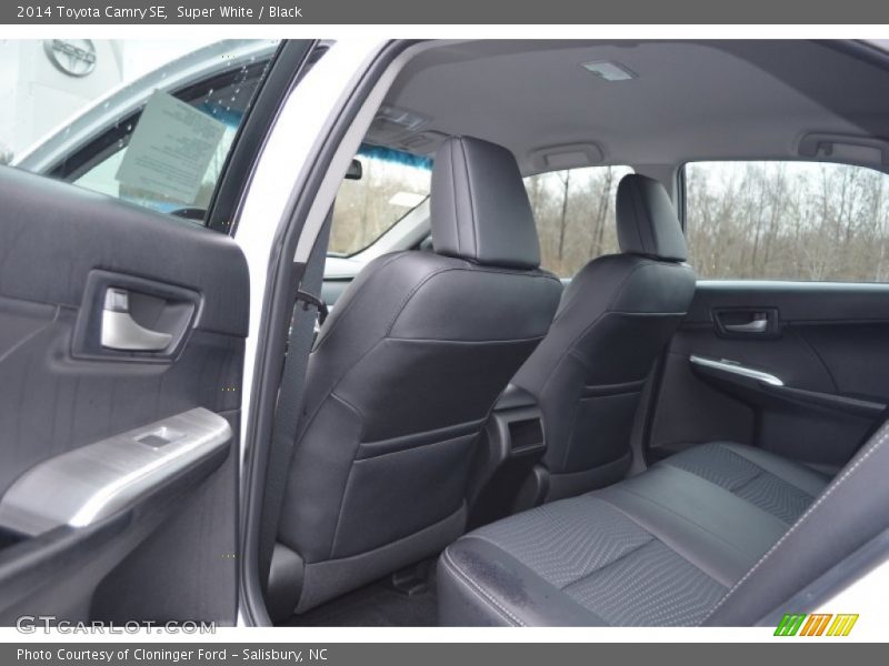 Super White / Black 2014 Toyota Camry SE