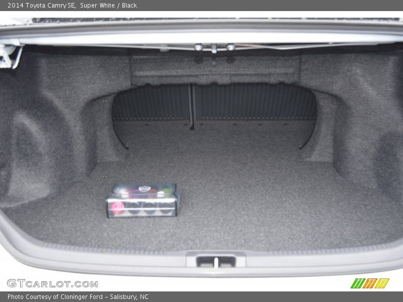 Super White / Black 2014 Toyota Camry SE