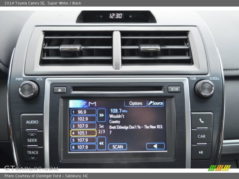 Super White / Black 2014 Toyota Camry SE