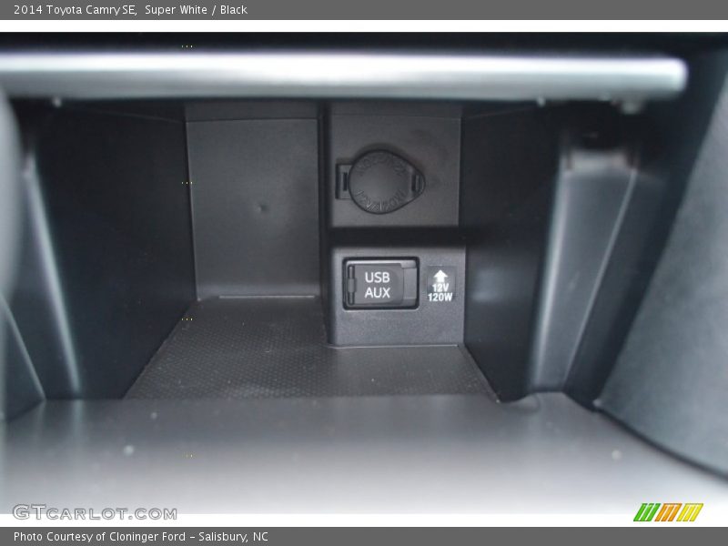 Super White / Black 2014 Toyota Camry SE