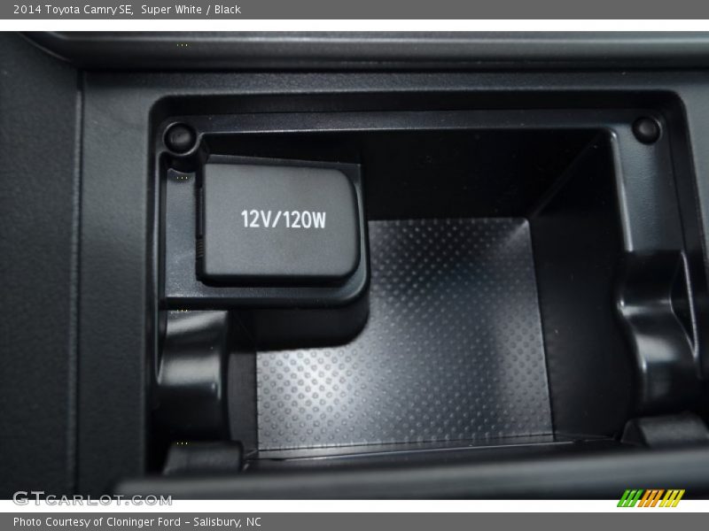 Super White / Black 2014 Toyota Camry SE