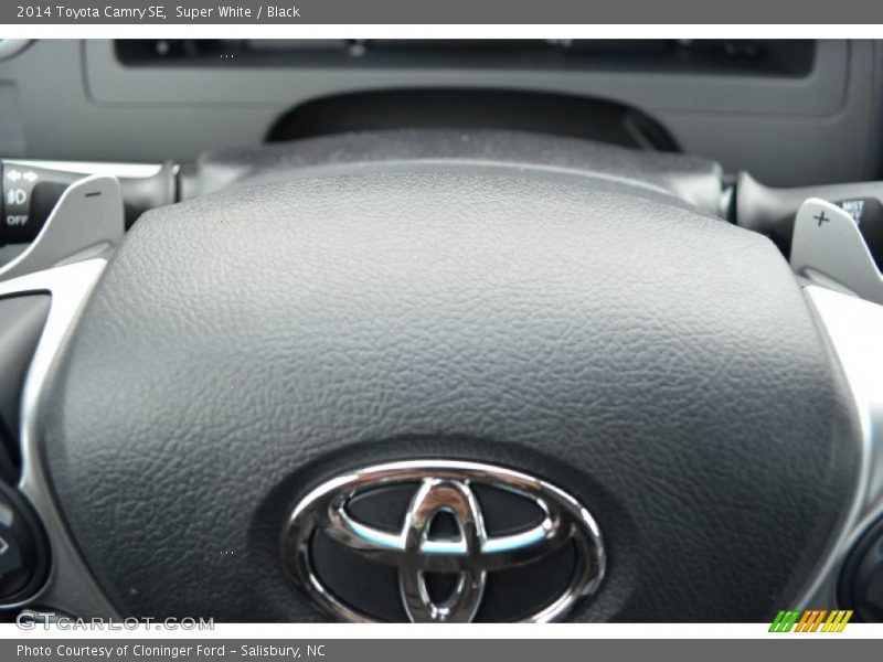 Super White / Black 2014 Toyota Camry SE