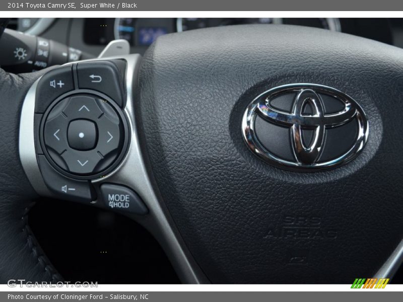 Super White / Black 2014 Toyota Camry SE
