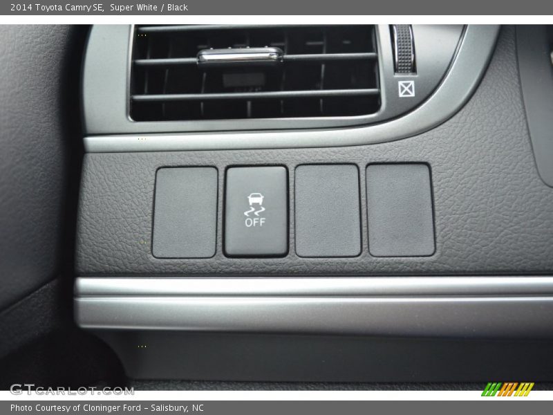 Super White / Black 2014 Toyota Camry SE