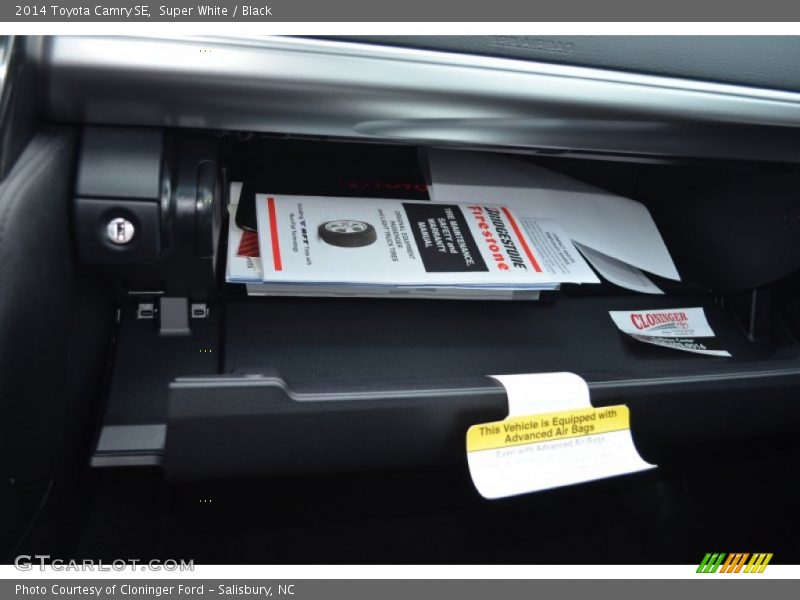 Super White / Black 2014 Toyota Camry SE