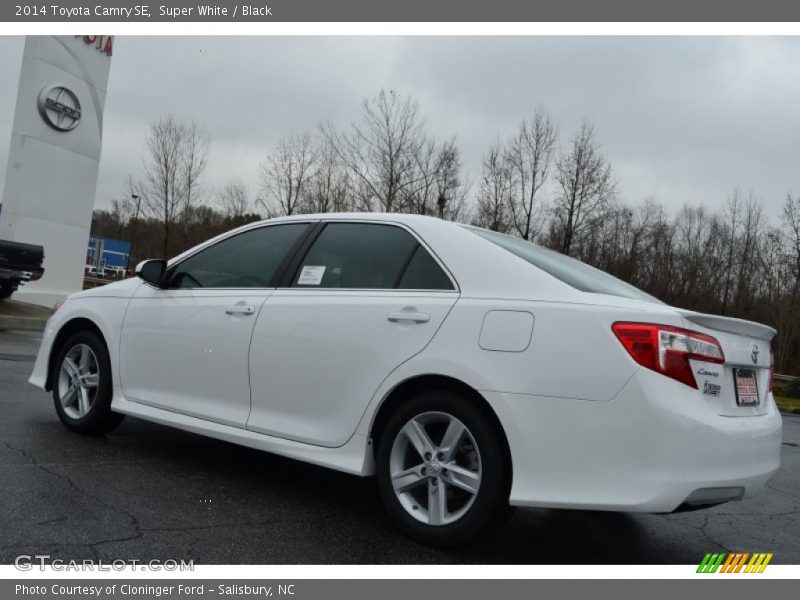 Super White / Black 2014 Toyota Camry SE