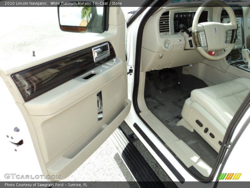 White Platinum Metallic Tri-Coat / Stone 2010 Lincoln Navigator