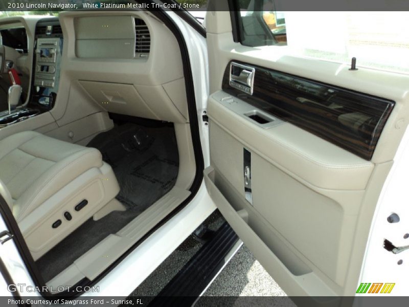 White Platinum Metallic Tri-Coat / Stone 2010 Lincoln Navigator