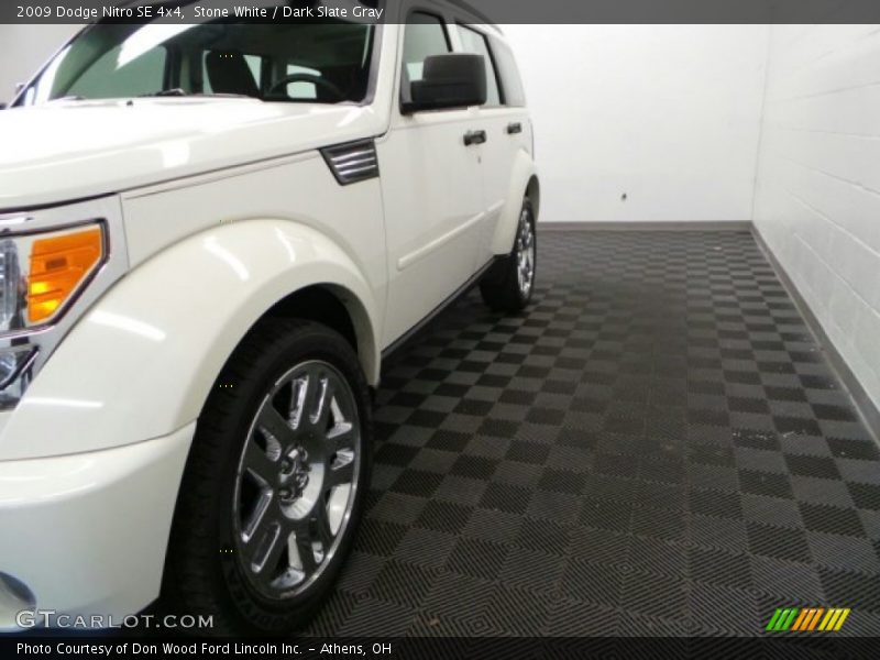 Stone White / Dark Slate Gray 2009 Dodge Nitro SE 4x4