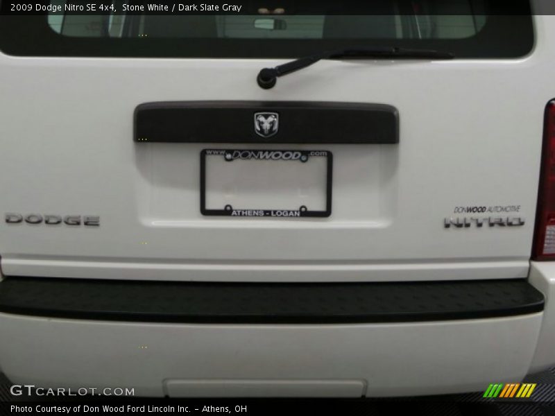Stone White / Dark Slate Gray 2009 Dodge Nitro SE 4x4
