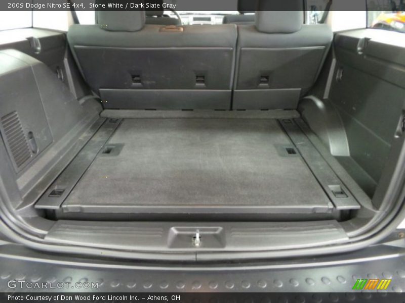 Stone White / Dark Slate Gray 2009 Dodge Nitro SE 4x4