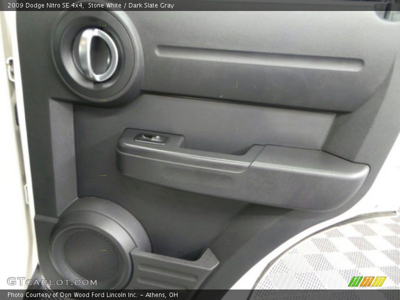 Stone White / Dark Slate Gray 2009 Dodge Nitro SE 4x4