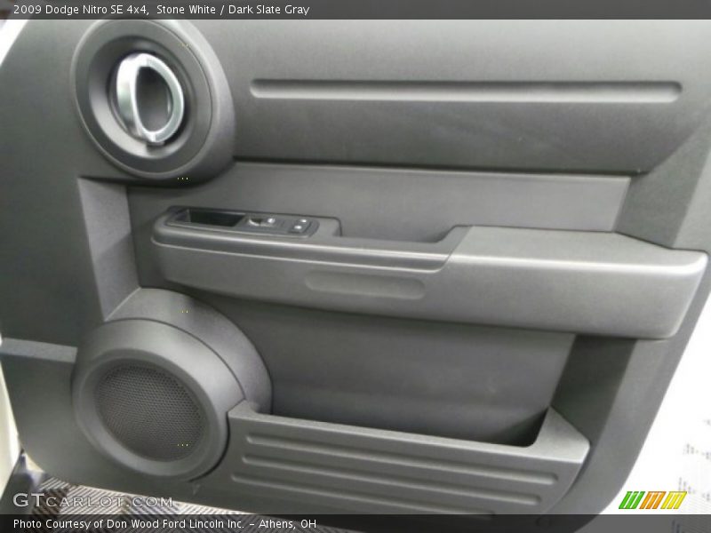 Stone White / Dark Slate Gray 2009 Dodge Nitro SE 4x4
