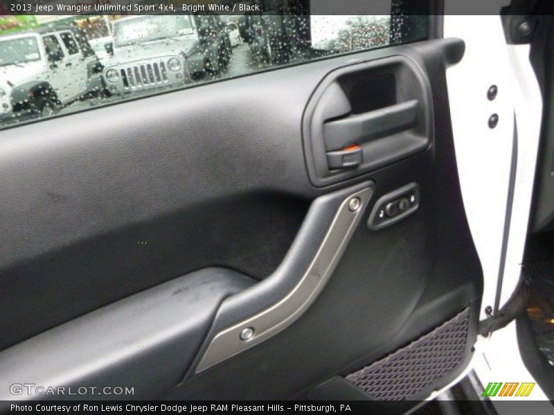 Bright White / Black 2013 Jeep Wrangler Unlimited Sport 4x4