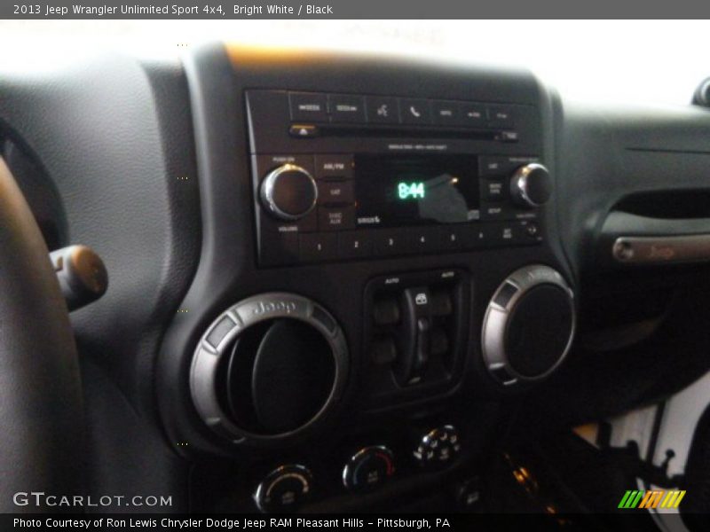 Bright White / Black 2013 Jeep Wrangler Unlimited Sport 4x4