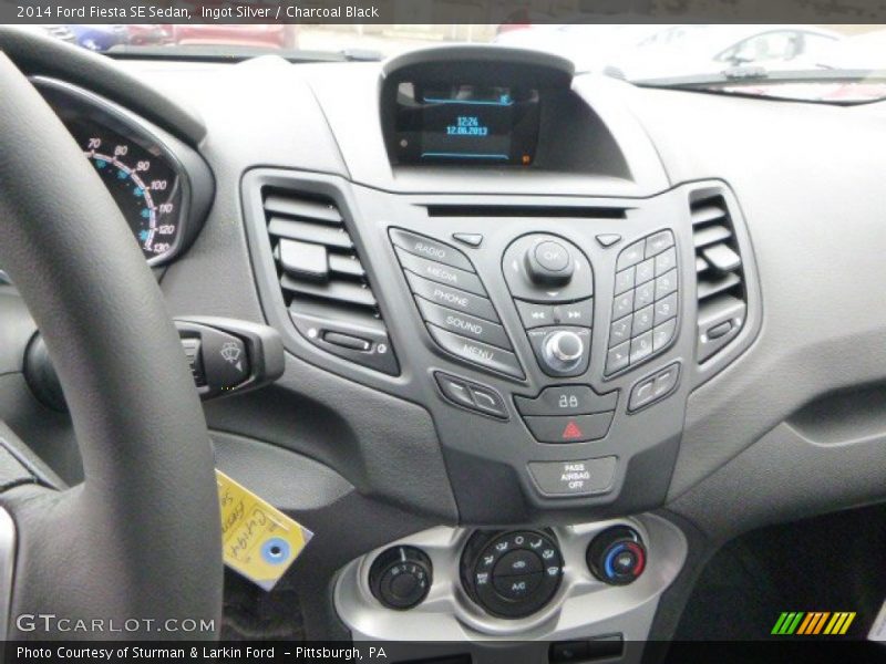 Ingot Silver / Charcoal Black 2014 Ford Fiesta SE Sedan