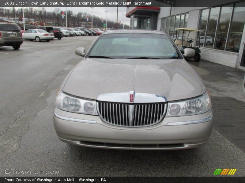 Light Parchment Gold Metallic / Light Parchment 2001 Lincoln Town Car Signature