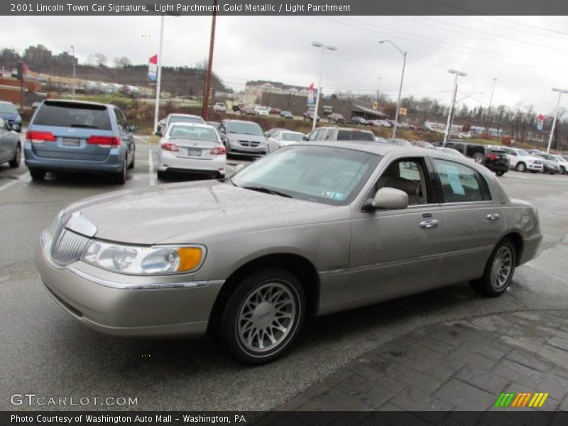 Light Parchment Gold Metallic / Light Parchment 2001 Lincoln Town Car Signature