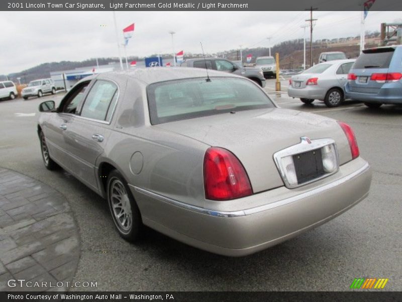 Light Parchment Gold Metallic / Light Parchment 2001 Lincoln Town Car Signature