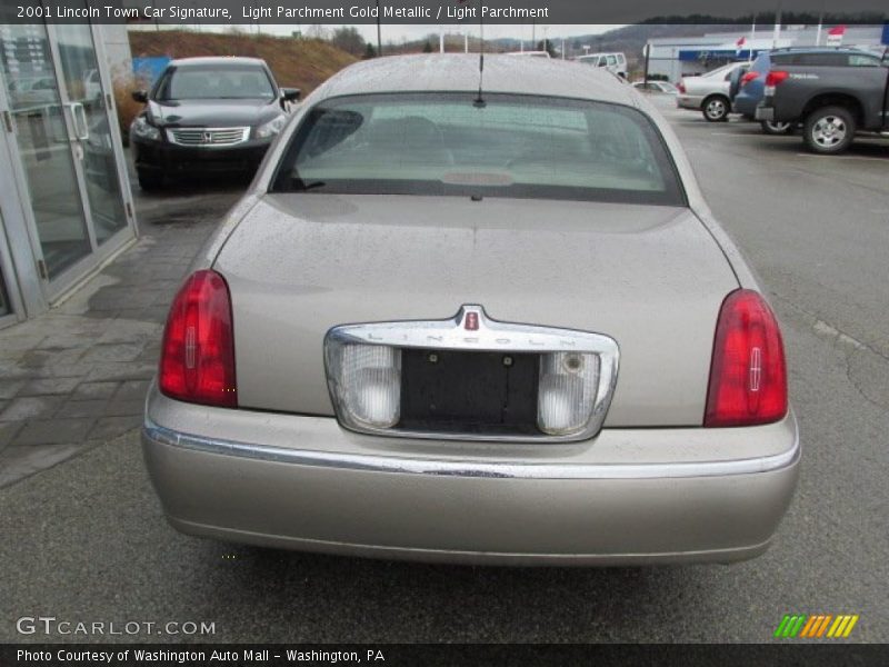 Light Parchment Gold Metallic / Light Parchment 2001 Lincoln Town Car Signature