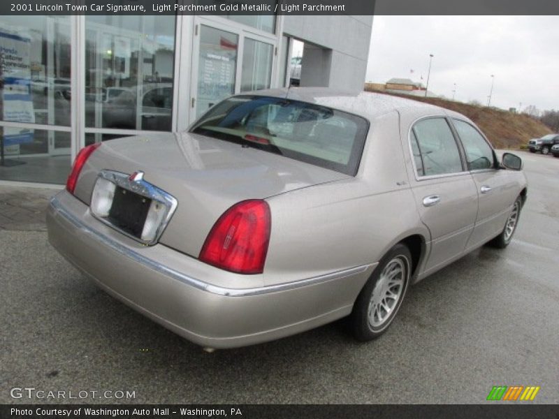 Light Parchment Gold Metallic / Light Parchment 2001 Lincoln Town Car Signature