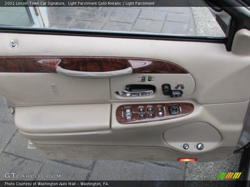Light Parchment Gold Metallic / Light Parchment 2001 Lincoln Town Car Signature