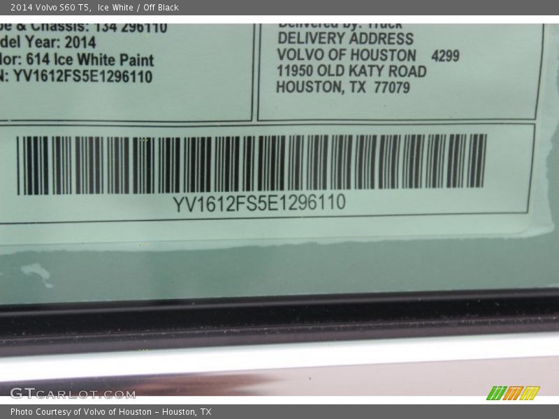 Ice White / Off Black 2014 Volvo S60 T5