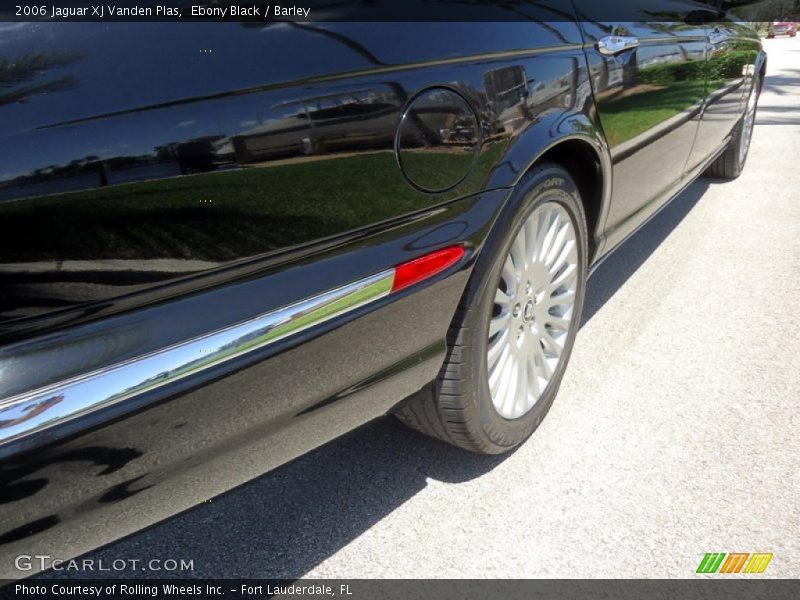 Ebony Black / Barley 2006 Jaguar XJ Vanden Plas